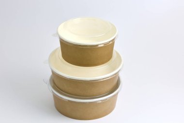 Bu tek kullanımlık kaseler sürdürülebilir kağıttan yapılır. Plastik ya da strafor kaplara karşı çevre dostu bir alternatif oluşturur.