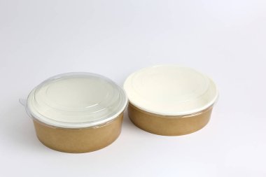 Bu set, farklı boyutlarda kapaklı üç adet tek kullanımlık kağıt kaseyi içermekte olup, çeşitli yiyecek porsiyonları ve türleri için çok yönlülük sunmaktadır.