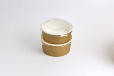 Bu tek kullanımlık kaseler sürdürülebilir kağıttan yapılır. Plastik ya da strafor kaplara karşı çevre dostu bir alternatif oluşturur.