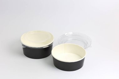 Bu siyah tek kullanımlık kapaklı kaseler çeşitli yemek servisleri için mükemmeldir.