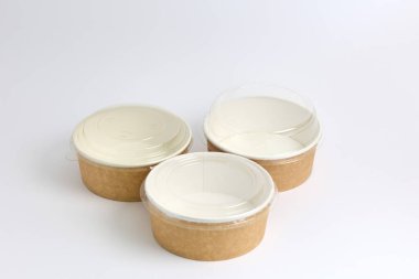 Bu tek kullanımlık bardaklar sürdürülebilir kağıttan yapılmış. Plastik kaplara karşı çevre dostu bir alternatif.