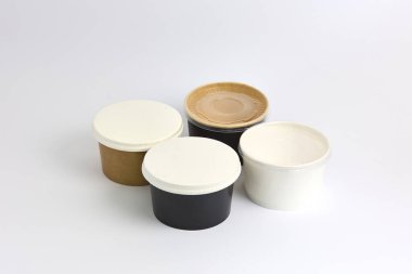 Bu tek kullanımlık bardaklar sürdürülebilir kağıttan yapılır ve plastik veya strafor kaplara karşı çevre dostu bir alternatif oluşturur.