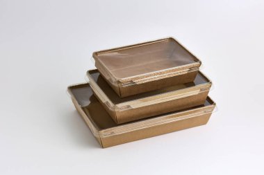 Kraft kağıdından yapılmış üç adet tek kullanımlık konteynır.