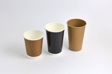 Farklı boyutlarda ve renkte üç adet tek kullanımlık kağıt bardak. Kahve, çay veya diğer sıcak içecekler için ideal.