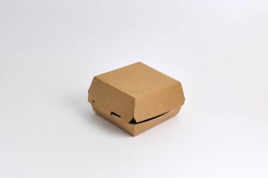 Çevre dostu Kraft kağıdından yapılmış tek kullanımlık bir hamburger kutusu. Paket yemek, restoran ve yemek servisi için ideal.