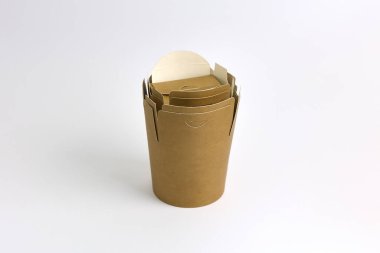 Bu kahverengi kağıt alışveriş torbaları plastik torbalara karşı sürdürülebilir ve çevre dostu bir alternatiftir.