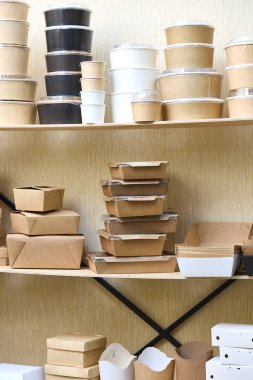 Bu resim, çevre dostu malzemelerden yapılmış farklı şekillerde ve boyutlarda tek kullanımlık yiyecek konteynırları gösteriyor.