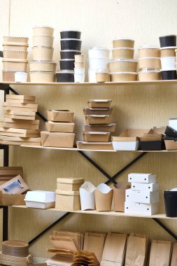 Çevre dostu tek kullanımlık yiyecek konteynırları ve ambalajları koleksiyonu, gıda endüstrisine sürdürülebilir alternatifler sunuyor.