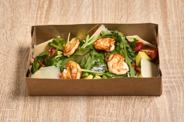 İçinde taze karides, karışık sebze ve parmesan peyniri olan bir paket..