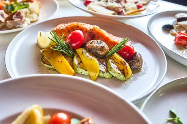 Bir şefin seçtiği gurme yemekleri, aşçılık uzmanlığı ve yaratıcılık sergileniyor..