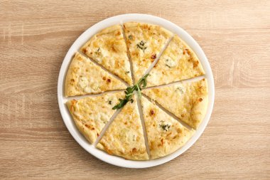 Dört dilim peynirli pizza ve roka garnitürü..