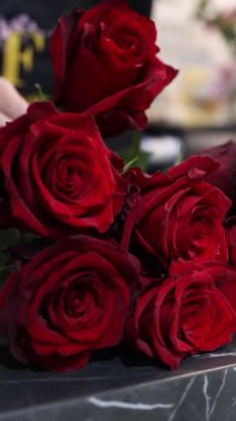 Kırmızı güllerin yakın çekimi, canlı çiçek zarafeti ve romantik çiçek bolluğu, aşk sembolü olarak dramatik bir çiçek gösterimi, doğanın güzelliği kavramı