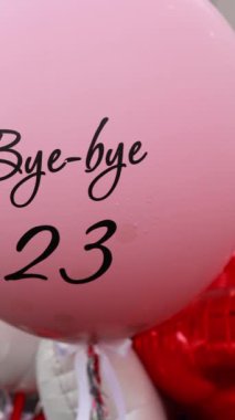 Elveda mesajı içeren pembe balon. 23, özel bir kutlamayı simgeliyor. Kutlamalar için balon konsepti.
