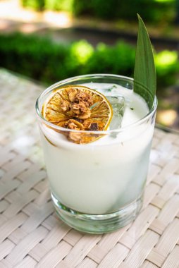 Serinletici bir kokteyl ile buzlu limon dilimi. Açık hava yaz ferahlatıcı konsepti için ideal.