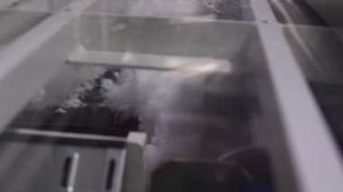 Soğutma sistemi olan makinede, endüstriyel buz üretim süreci sırasında buz oluşumu, soğuk depolama teknolojisi kavramı