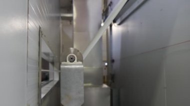 Üretim ve makine işlemleri kavramı için tasarlanmış endüstriyel patinaj sisteminin metal bileşenleri