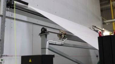 Gelişmiş kağıt imalatının sergilendiği modern makine endüstriyel üretim süreci kavramına odaklanıyor