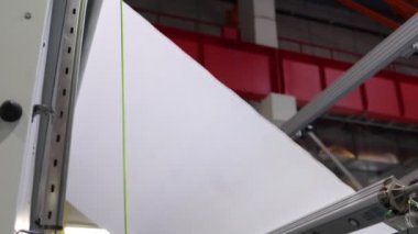 Fabrika kurulumu, üretim işlemleri kavramını tasvir eden makine ve ekipmanlarla kağıt üretiminin sanayi sürecini gözler önüne seriyor.