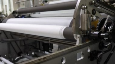 Endüstriyel kağıt üretiminde kullanılan makine büyük kağıt rulolarla çalışıyor, imalat çevre konseptinde otomasyon sergiliyor
