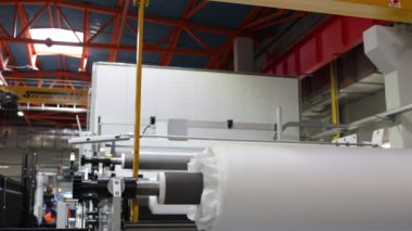 Sanayi ortamında kağıt rulo büyük makine ve ekipman sergilenen üretim çevre endüstrisi konsepti