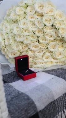 Beyaz Güller ve Nişan Yüzüğüyle Romantik Teklif Sahnesi, Romantik Sürpriz Konsepti
