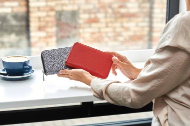 Zarif ellerde modern tasarımı olan cüzdan, moda aşıkları için mükemmel, günlük ortamlarda canlı stil, yaratıcılığı yaşam tarzı aksesuarı olarak gösteren, moda aksesuarı