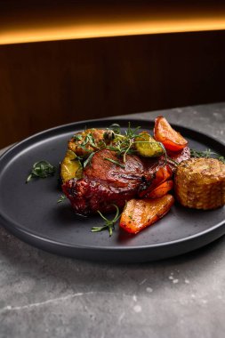Sebzeli ızgara biftek ve Taze Bitkiler Tabak Gurmesi Sunumu, Mutfak Konsepti