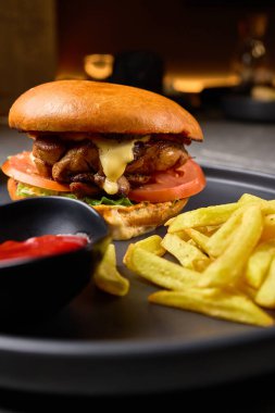 Taze sebzeli Sulu Tavuk Çizburgeri, Kızarmış Kızarmış Patates ve Siyah Tabakta Ketçap, Bir Gurme Fast Food Meal Fikri, Lezzetli Kavram