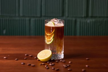 Limon dilimleri ve buz küpleriyle süslenmiş bu buzlu kahvenin ferahlatıcı tadını çıkarın. Kahve çekirdeklerinin zengin aroması ve lezzetli narenciye notları onu günün her saati için mükemmel bir içecek yapar..