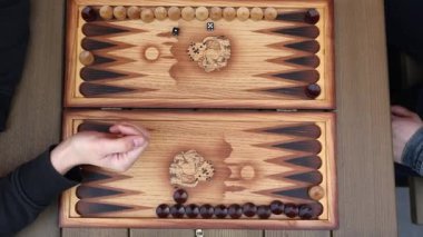 Bir kaldırım kafesinde rahatlatıcı bir tavla seansı, içkiler ve rahat bir atmosferde ahtan bir oyun tahtası..