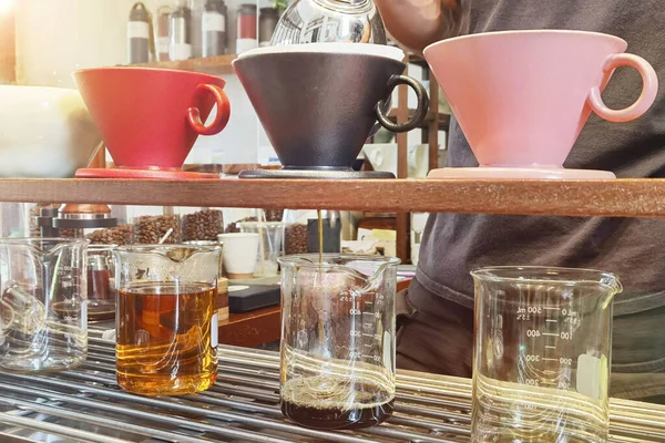 Drip Kahve Barista Filtreyle Kavrulmuş Kahve Zeminine Sıcak Döküyor — Stok fotoğraf