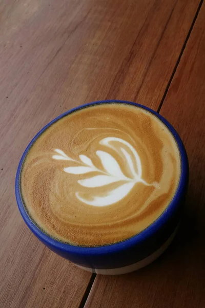 Uma Xícara Café Arte Latte Fundo Madeira — Fotografia de Stock