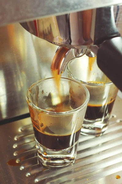 咖啡机的关闭准备杯咖啡 — 图库照片