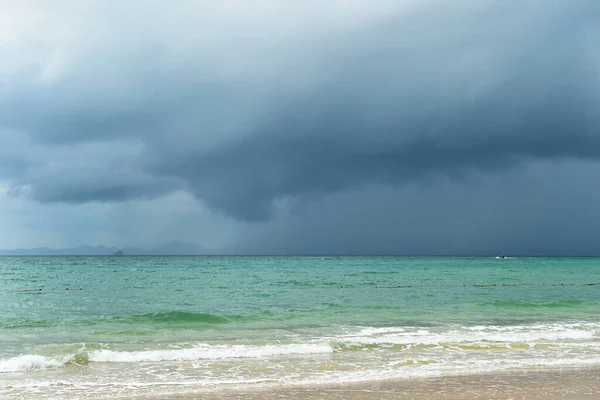 해변의 구름과 폭풍우가 하늘의 — 스톡 사진