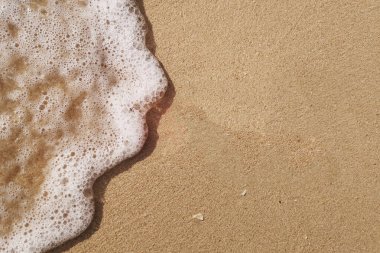 Deniz dalgası kumsalda