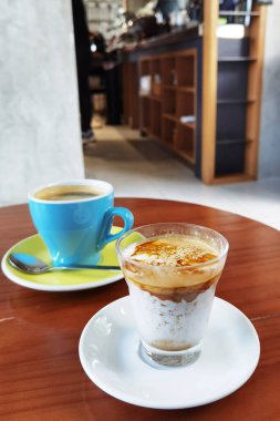 Kafe 'de bir fincan kahveyi kapatıyoruz. 