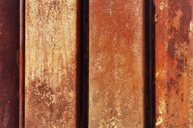 Arka plan için paslı çelik inşaat kirişlerinden oluşan metal.