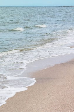 Deniz dalgası kumsalda