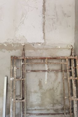 Arkaplan için beton duvarda inşaat araçları