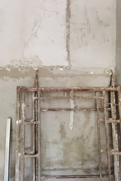 Perkakas Konstruksi Pada Dinding Beton Untuk Latar Belakang — Stok Foto