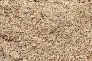 İnşaat için kumu kapatın. İnşaat alanında kum yığınları.