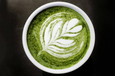 Arka plan için bir fincan yeşil çay, matcha latte.                                                                                                