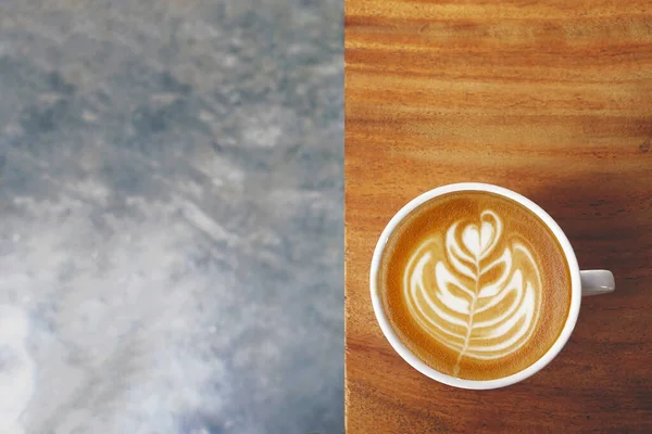 Eine Tasse Latte Art Kaffee Auf Hölzernem Hintergrund Stockfoto