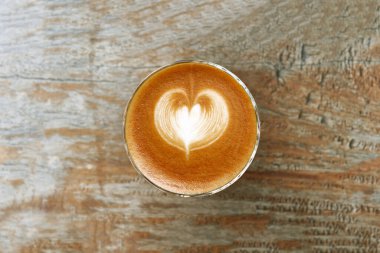  Ahşap arka planda bir fincan latte sanat kahvesi.                                                                                                                                                                                 