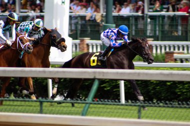 LOUISVILLE, KY - 1 Mayıs 2019: 8 'inci yarışta Churchill Downs' da inanılmaz Audrey yarışı bitiriyor.