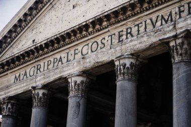 Roma, İtalya 'daki Pantheon cephesinin dış görüntüsü. İnşaat metni, Lucius 'un oğlu Marcus Agrippa' nın bu binayı üçüncü kez konsolos olduğunda yaptığı anlamına geliyor..