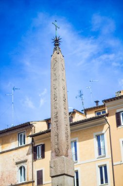 Roma, İtalya 'daki Pantheon' un dışındaki meydanda bulunan Pantheon Çeşmesi 'nin tepesindeki heykel.