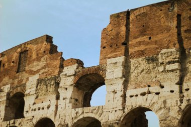 Eski Roma Kolezyumu 'nun yıpranmış tuğla ve taş yapısıyla karakterize edilen bir bölümü..