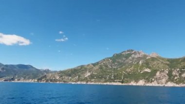 Campania 'daki Amalfi Sahili' nin yakınındaki gün batımı teknesinde seyahat ediyorum.