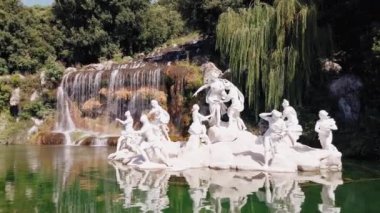 Reggia di Caserta İtalya 'da su kaynaklı bina ve çeşme